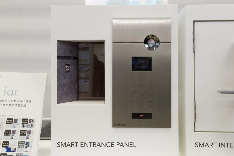 玄関のインターホン。遠隔にいる住人がスマートフォンアプリを通じて応答