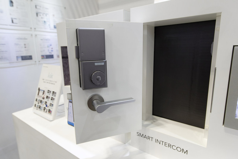 窓ガラスに貼り付けることで開閉を検知するセンサー