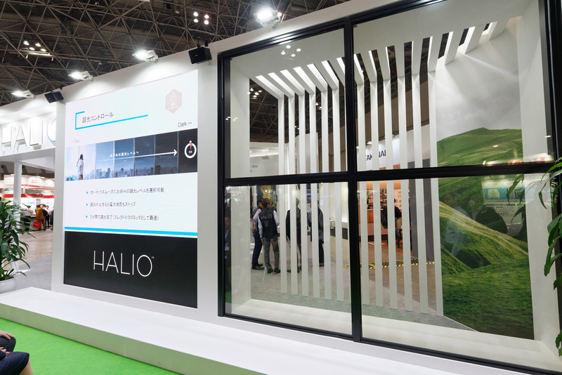 約1.5メートル四方の巨大なヘイリオを調光。短いプレゼンテーションのなかでも2回切り替えられるほど高速