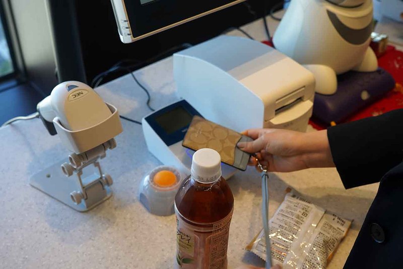 社員証をかざす