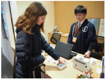 「SOZORO」のカウンターで、2次元コードかざすと送り状が発行される