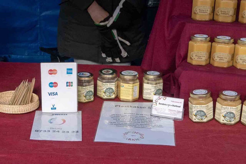 これがキャッシュレス決済大国スウェーデンになると、青空マーケットの露店でもクレジットカードに対応する