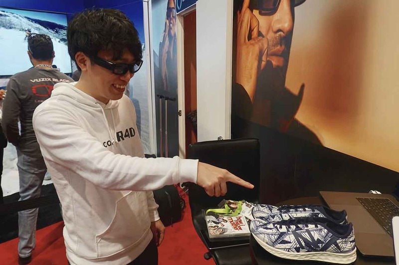 商品の方を指差すと、Vuzix Bladeのカメラが商品を確認し、その価格を取得して表示する