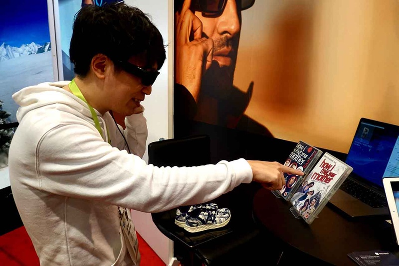 商品の方を指差すと、Vuzix Bladeのカメラが商品を確認し、その価格を取得して表示する