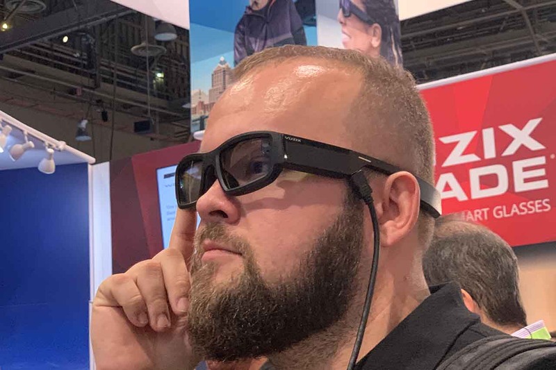 Vuzixのスマートグラス「Blade」。メガネのデザインをあまり崩さない製品で、単体動作する。アメリカでは999.99ドルで販売が始まった。日本でも12万円で発売されることが発表されている