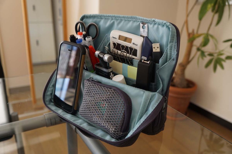 デスクまわりのほとんどのツールを収納可能