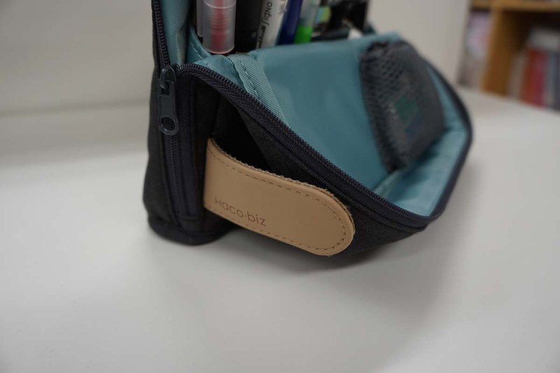 ワンタッチで固定できるスタンド機能