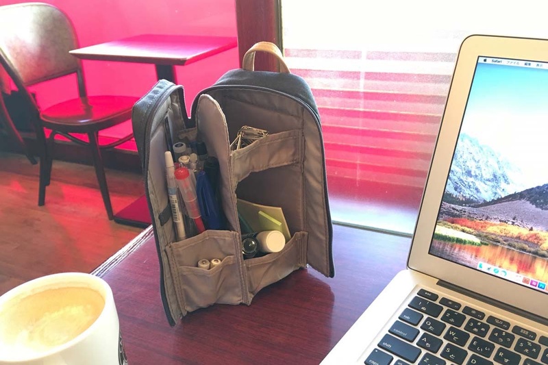 カフェでの作業もすっきり。ツールが散らばらないので、隣の人の迷惑にもなりにくい