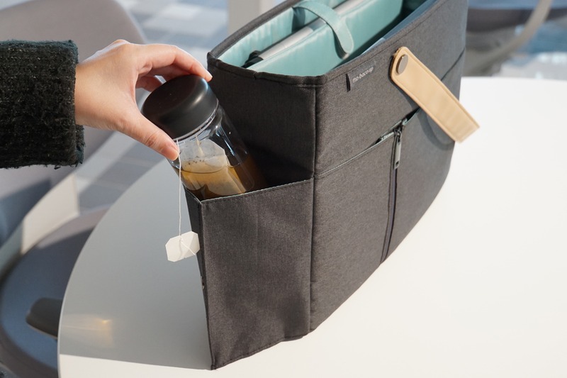 ペットボトルやサーモスは、ドリンク用の外ポケットへ