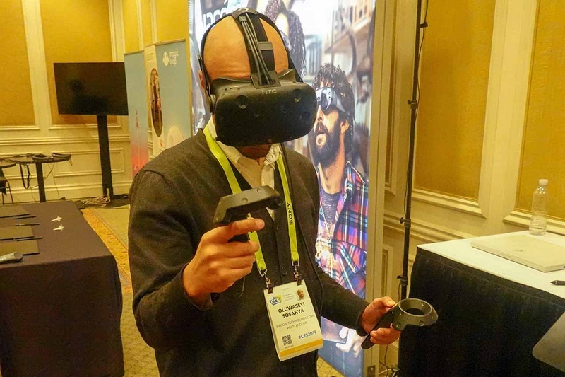 Gravity SketchはVR用HMDを使い、3D空間内で絵を描くためのツール。すでに出荷済みのVR版は、HMD＋ハンドコントローラーで操作する