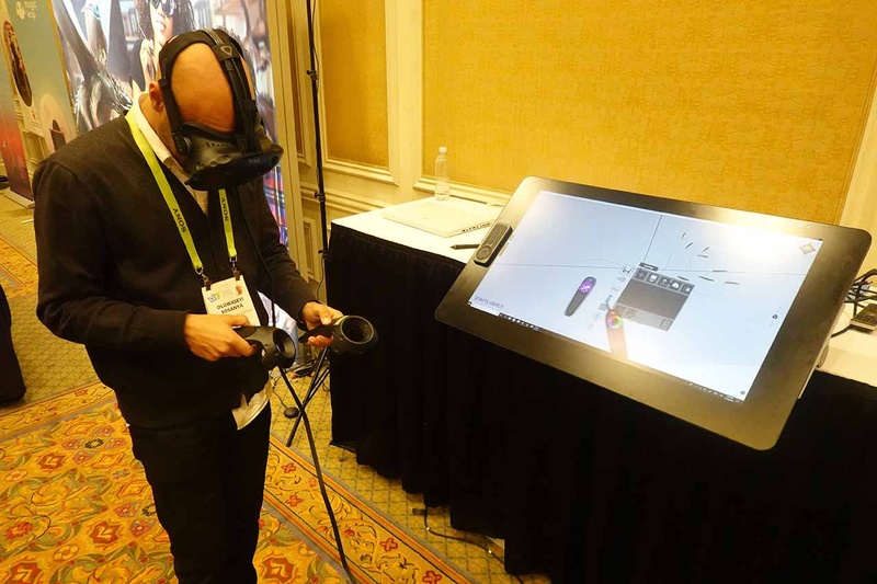 2Dで絵を描きつつ、HMDをかぶればそれを3D空間で編集・追記できる。作業は一人で行なう必要はなく、一人はタブレット・もう一人はHMD、といった同時作業も可能