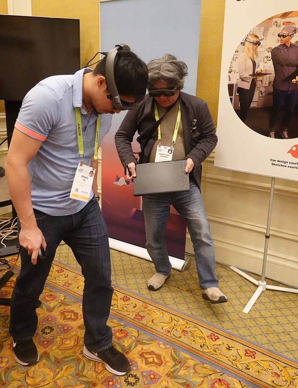 なぜ足を見ているのかというと、実はAR空間では、筆者の足の隣に「先ほどまで編集していた、3Dモデルのスニーカー」が置かれているから。ARでは、現実のものとサイズを合わせて、見比べながら編集ができるのがポイントだ