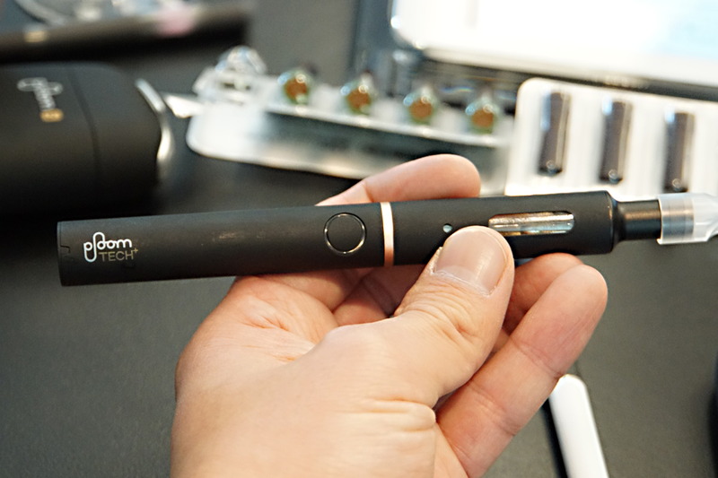 プルーム・テック・プラス。右側に見える透明のマウスピースは試し吸い用