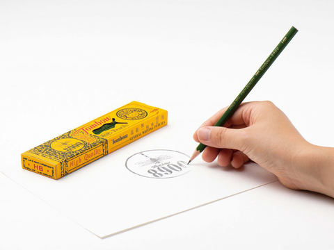 トンボ鉛筆「8900番」の黄色いダース箱が70周年。限定セット発売