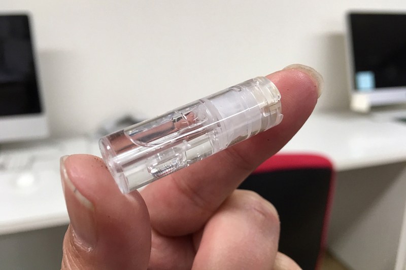 プルーム・テック・プラスのカートリッジ。デバイス本体のカートリッジカバーに入れて使用する