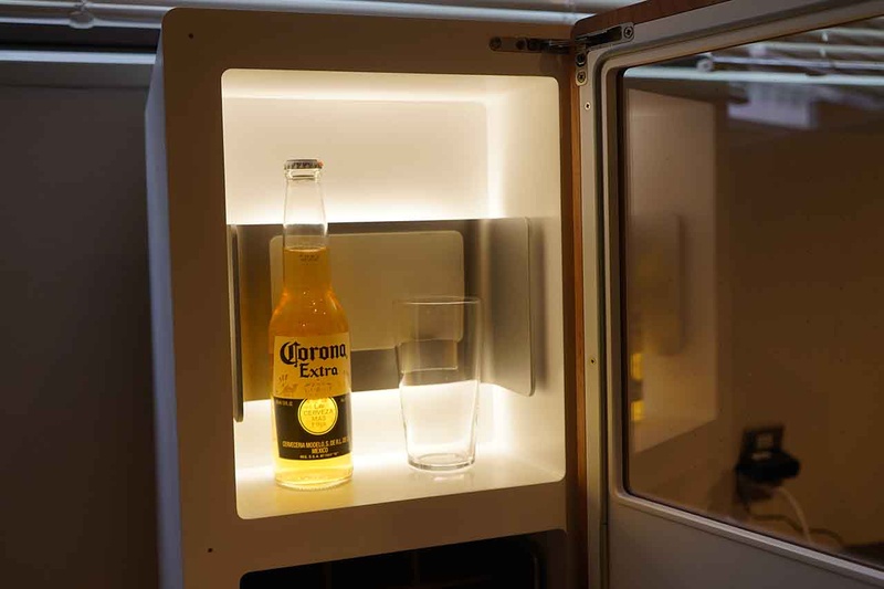 上段にはビールグラスとビールを収納できる