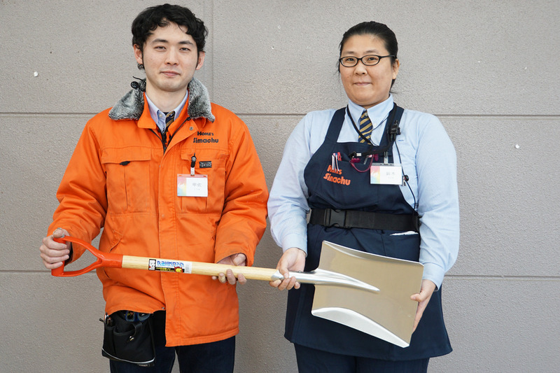 今回案内してくれた島忠ホームズ中野本店の鈴木さん(右)と甲佐さん(左)