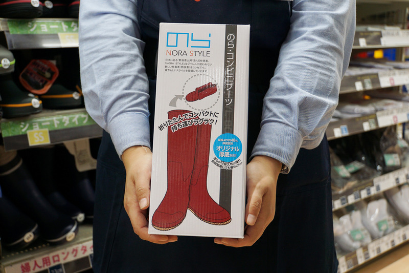 折りたためるユニワールドの「のら・コンビニブーツ」。1,834円