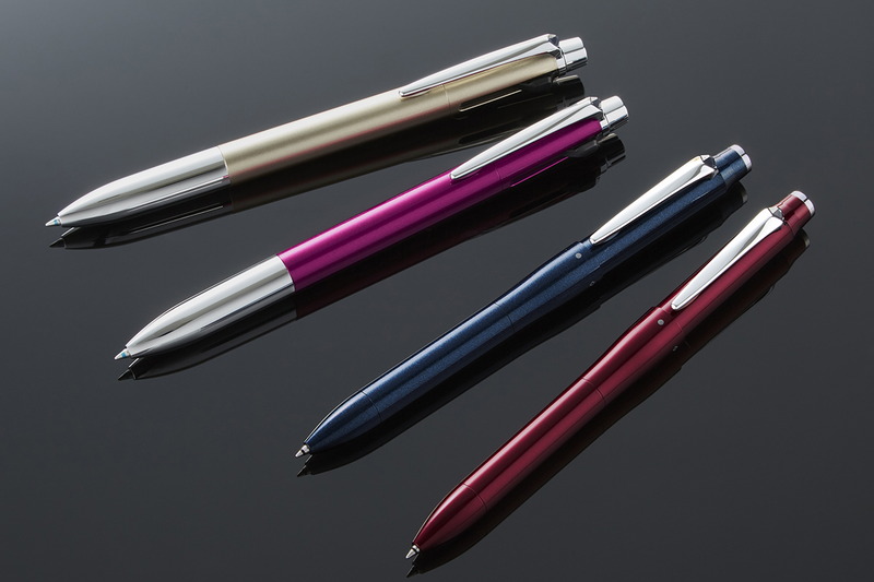 上から「ジェットストリーム プライム 3色ボールペン」シャンパンゴールド、グロスピンク、「ジェットストリーム プライム 多機能ペン 3&1」ダークネイビー、ダークボルドー