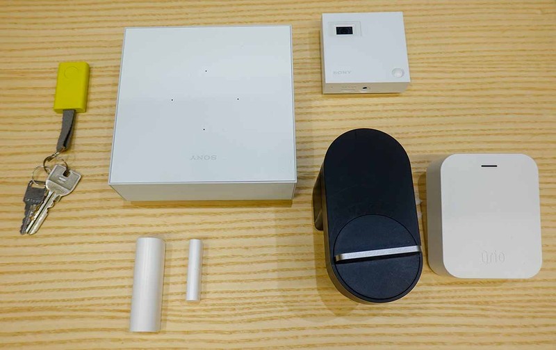 MANOMAで提供される機器群。一番大きな四角い箱が「AIホームゲートウェイ」。Alexa搭載のスマートスピーカーであり、ホームネットワークのハブでもある。これに、監視カメラやスマートロックを連携してサービスを提供する