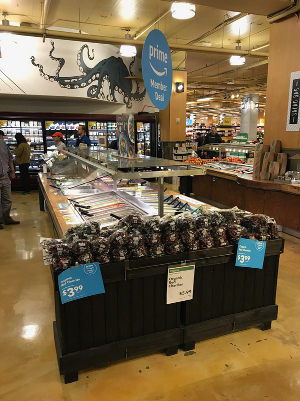 現在Whole Foods店舗に行くと、このようにAmazon Primeの“のぼり”だらけとなっている。米サンフランシスコの店舗にて