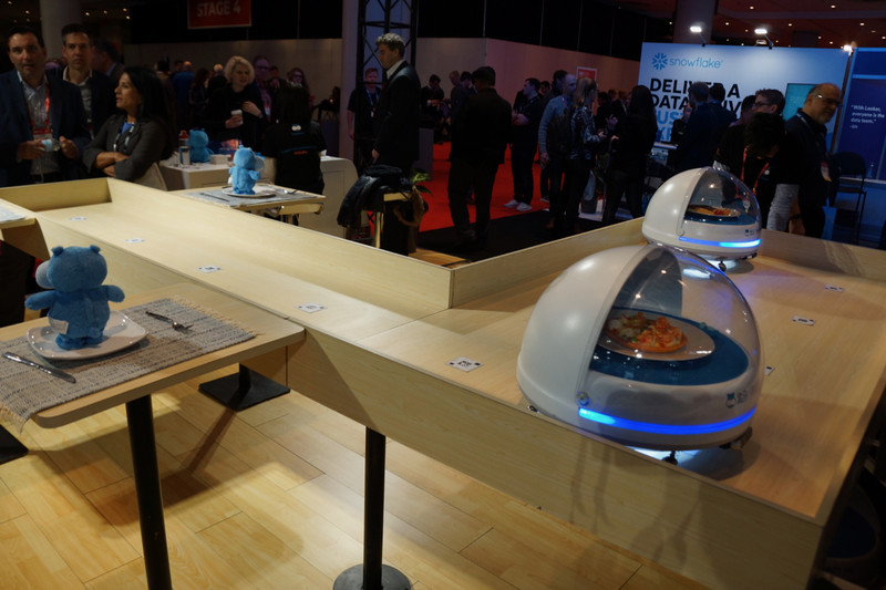 上海の盒馬鮮生店舗で導入されているロボットによるフードコートの料理配送システムのデモ