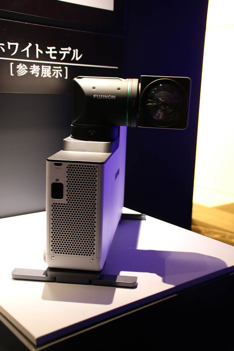 スタンドを取り付けて縦置きにした状態