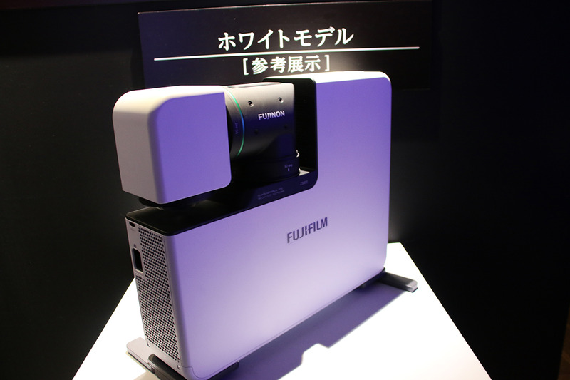 収納時はレンズが収まり、直方体に