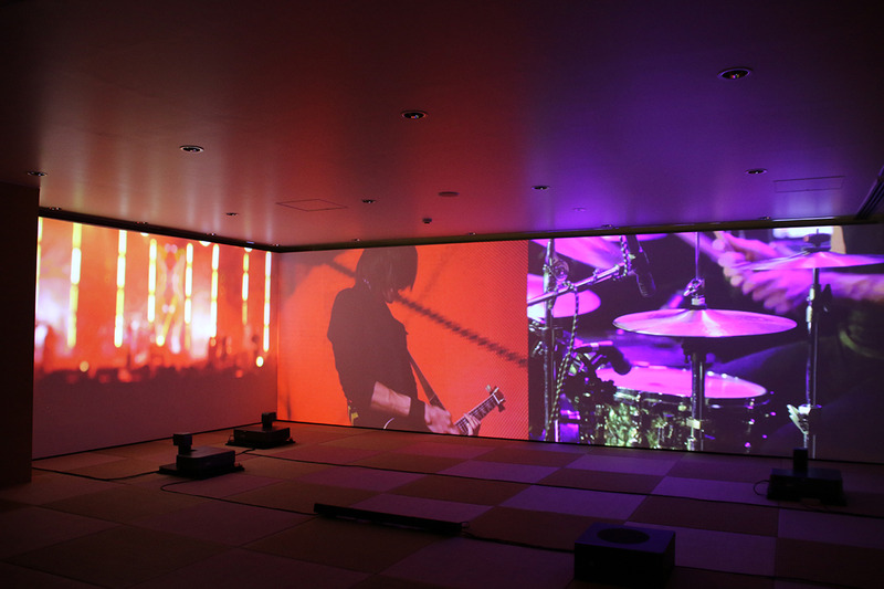 音楽ライブの映像を3視点で投影。音も合わさり、イベントなどで盛り上がりそうな雰囲気が出ていた