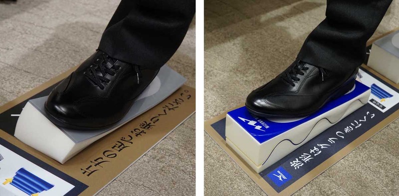 左が通常のクッションで右がミズノウエーブ。通常のクッションでは片足立ちができなかったが、ミズノウエーブでは片足立ちをしても安定していた