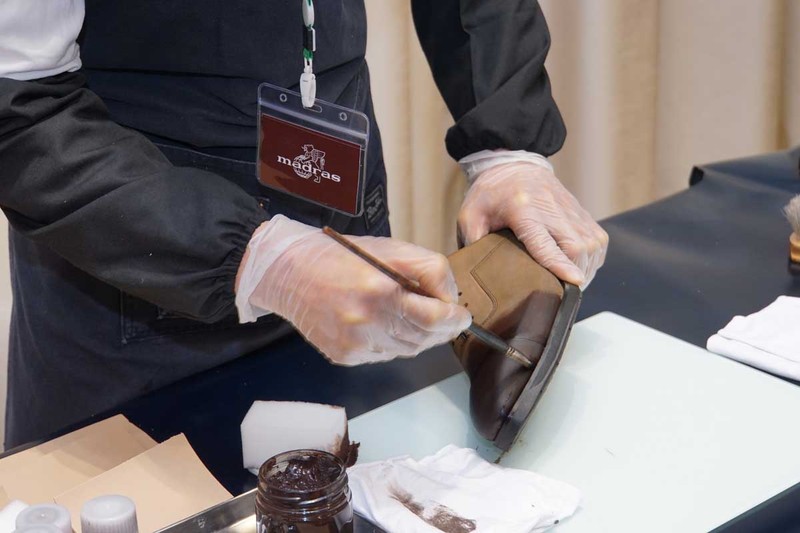 発表会では実演も行なった。筆やスポンジなどを使用して仕上げられる