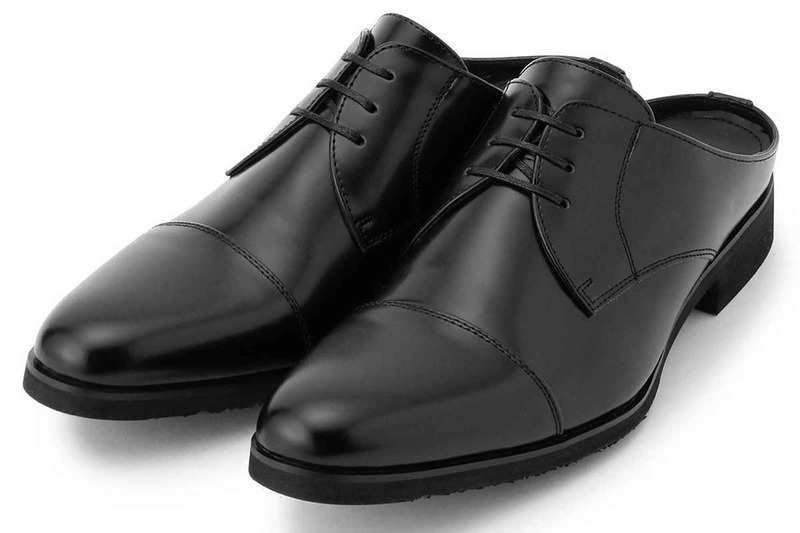 前から見ると革靴