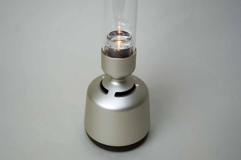 下部筐体にウーファやLEDライトを内蔵