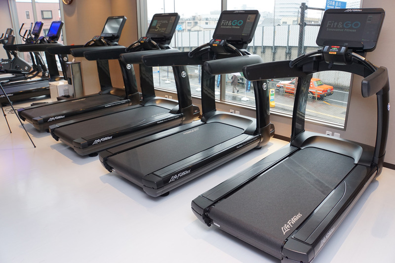 ランニングマシンが窓際に設置されている理由は、壁に向かっているよりも快適に運動できるようにするためだという