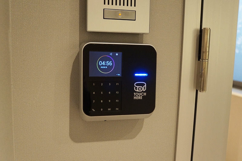 入口に設置されたICカードリーダー端末