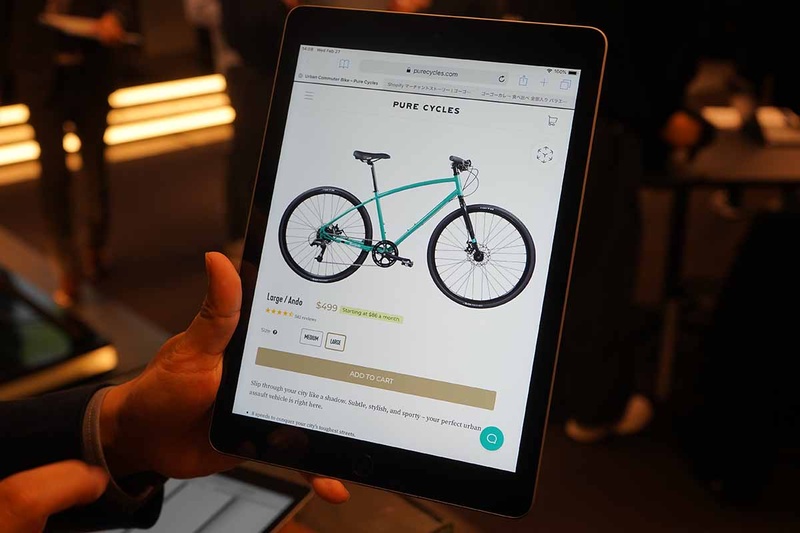 ARショッピング。自転車を選び、iPadのカメラで周囲の情報を取得すると……