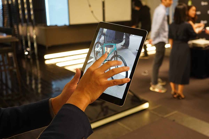 その場に、原寸大の自転車が現れる。利用者が自宅での家具設置可否などを判断でき、購入での返品減などが見込めるという