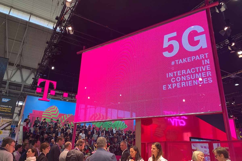 会場にはとにかく「5G」の2文字が躍る。日本ではまだ先という印象を受けるかも知れないが、世界はすでにすっかり「5Gモード」だ
