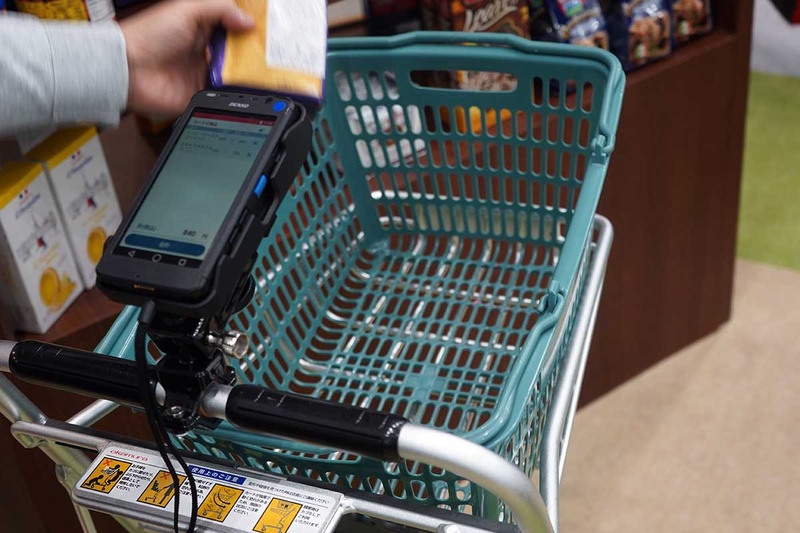 カートに入れてユーザーがスキャンするセミセルフレジ