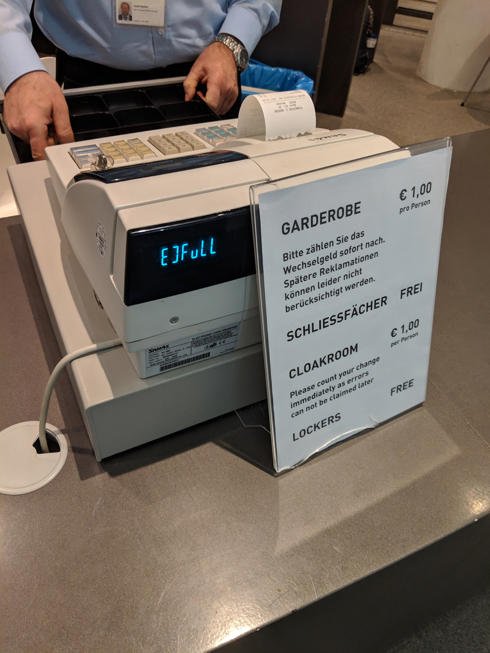 入場券自体はカードで購入できるピナコテークだが、クローク利用料はキャッシュオンリーらしい。2つの美術館で利用したので1ユーロ×2＝2ユーロのキャッシュ支払い