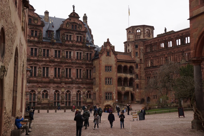 ハイデルベルク城の中庭に入る。もともと廃城だったものを修理して使っているのでところどころ壁が崩れているが、お土産物屋を合わせて見学ポイントが4カ所ほどあり、割と長時間楽しめる