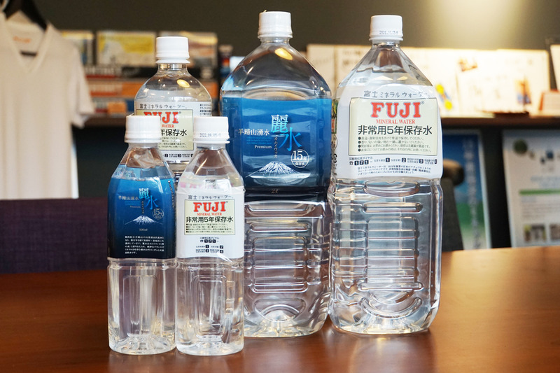 青いラベルがカムイワッカ麗水、白いラベルが富士ミネラルウォーター