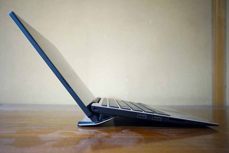 ディスプレイを限界まで開いた状態。ほとんど普通のクラムシェル型ノートPCにしか見えません