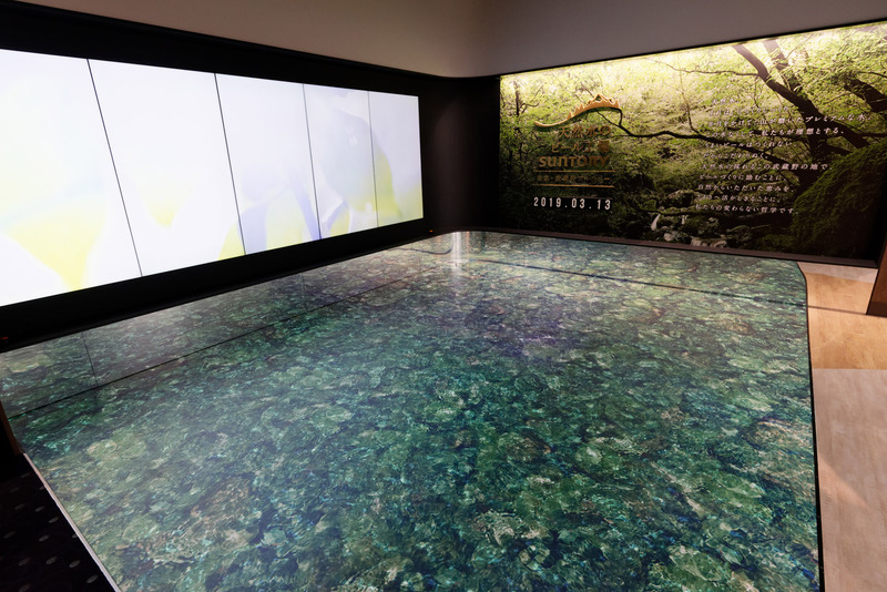 受付横にある、3月7日に新設されたコーナー。床一面のディスプレイに「天然水」が漂っており、上を歩くと波紋が広がったりする