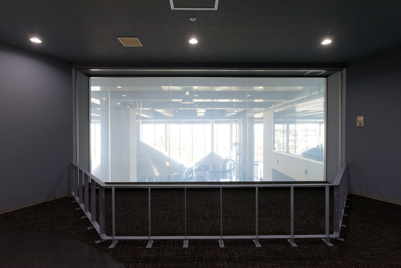 もう1つのシアター風ルーム。こちらも比較的最近設置されたばかりだという。ガラスの向こう側に透けて見えるのは実際の仕込み工程に使われているタンクなど