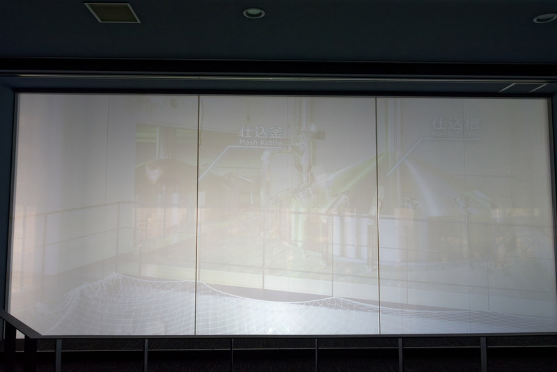 この窓ガラスに映像が投影され、仕込み工程の概要を理解できる