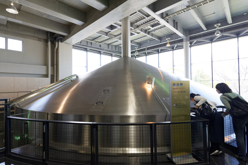 ろ過槽と煮沸釜。窓から中を覗けるようになっている