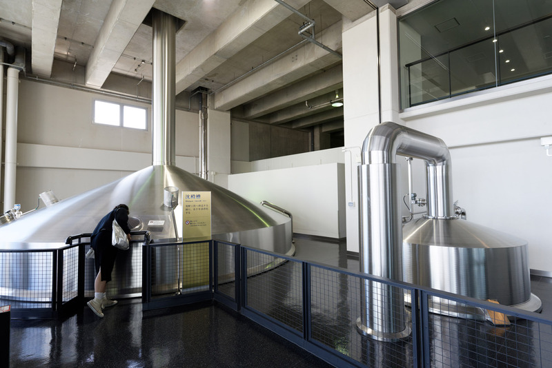 左は沈殿槽。右はクッションタンクと呼ばれ、暖かい麦汁を冷ます役割をもつ。次の発酵工程に送られる直前のものがここに入る