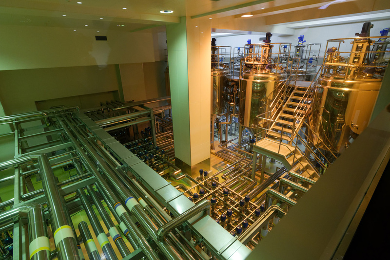 発酵工程の室内をガラス越しに見る。パイプが複雑に絡まり合っている