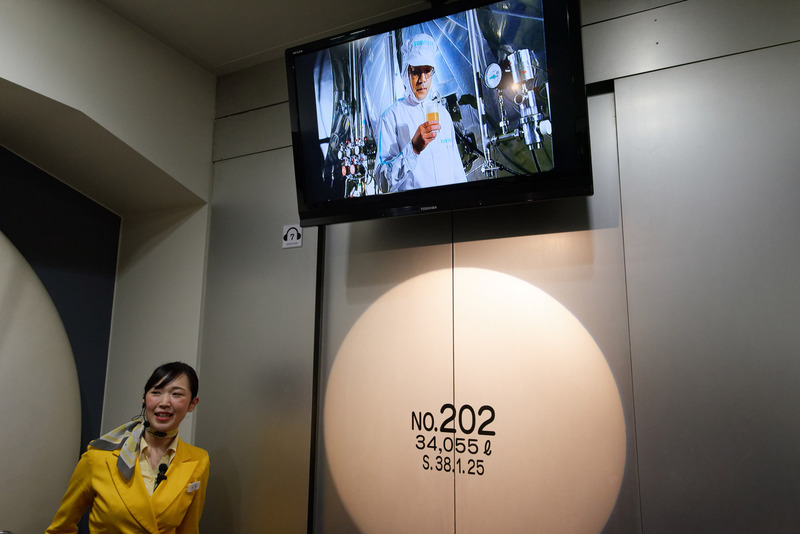 ビールを熟成する貯酒についての説明。モニターの下にあるのはエレベーターかと思いきや……